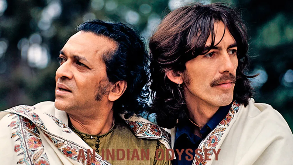 Ravi Shankar con el músico George Harrison en Friar Park durante la grabación del álbum Festival from India, 1974. Foto: Clive Arrowsmith. 